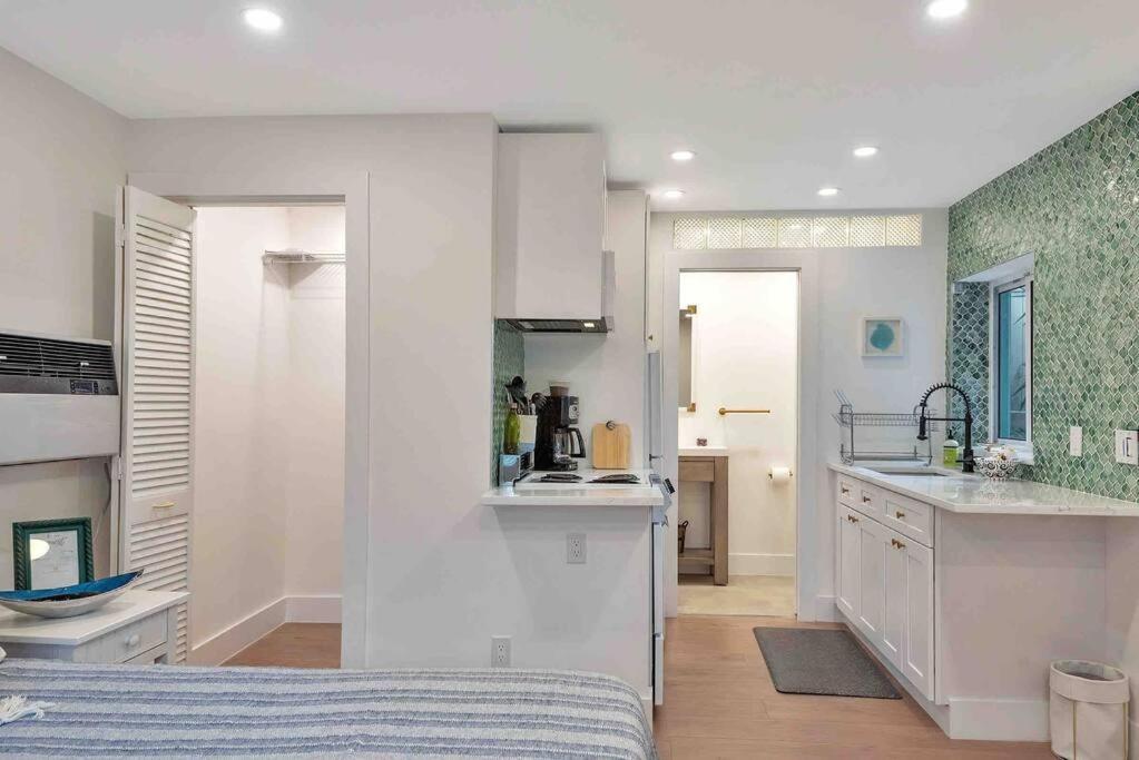 Charming Studio W Pool One Mile To Beach Pets Welcome Lake Worth Beach Extérieur photo