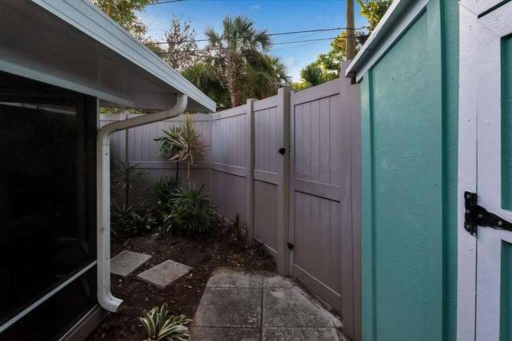Charming Studio W Pool One Mile To Beach Pets Welcome Lake Worth Beach Extérieur photo